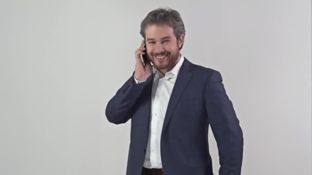 Hombre de traje hablando en un teléfono móvil video completo — Vídeo de stock