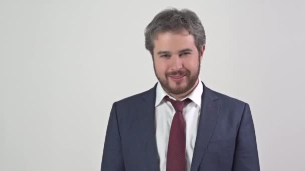 Hombre sonriente sobre fondo blanco — Vídeos de Stock