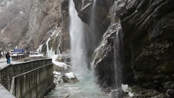 Cascata vicino alla montagna di Elbrus — Video Stock