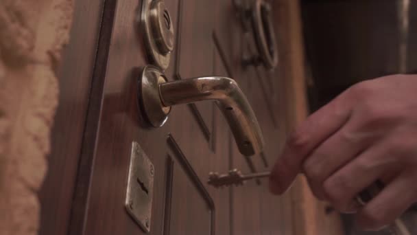 Door close and open, door lock over the door handle — Stock Video