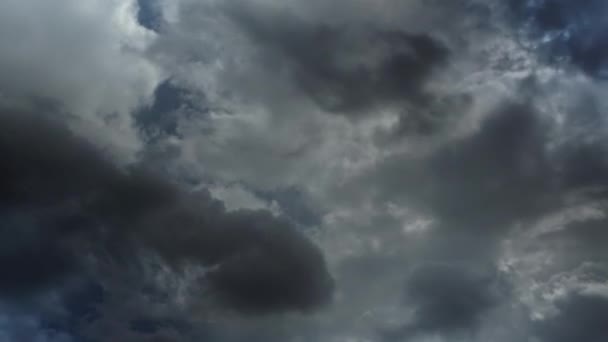 Kötü hava 4k sırasında gökyüzündeki bulutlar — Stok video