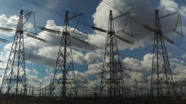 Ligne électrique avec ciel bleu nuageux sur fond — Video