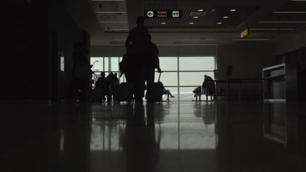 Посадка на самолет в аэропорту — стоковое видео