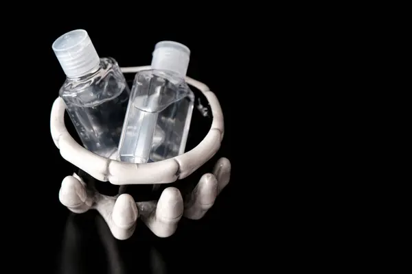 Skelett-Krallen-Halteschale mit Hand-Sanitizer für Halloween — Stockfoto