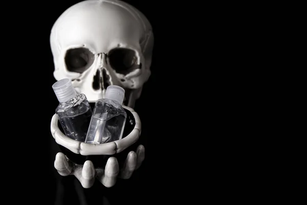 Skeleton Skull com mão desinfetante garrafas para covid 19 — Fotografia de Stock