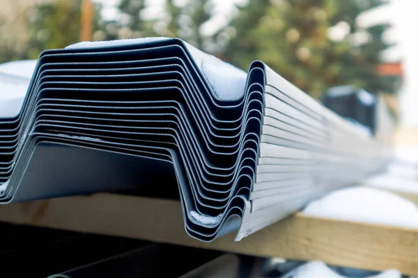 Kış aylarında çatıda bükülmüş metal yığını