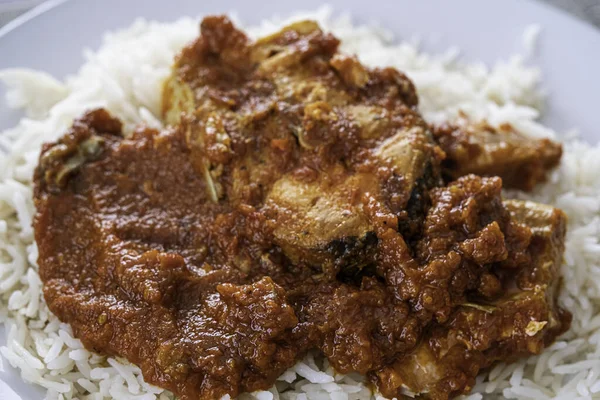 Nigerianische Fisch-Tomaten-Paprika-Sauce mit Reis fertig zum Essen — Stockfoto