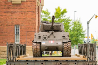 19 Eylül 2020 - Calgary, Alberta Canada - Sherman tankı Mewata Cephaneliği önünde Dsiplay 'de