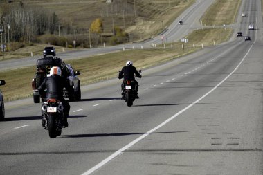 11 Ekim 2020 - Calgary Alberta Kanada - Otoyolda motosikletler