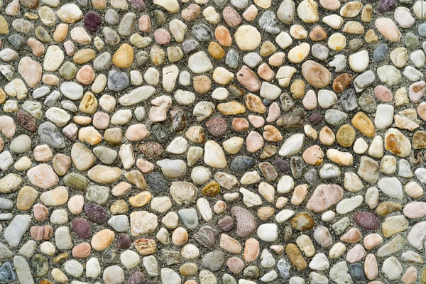 Duvarı süslemek için taşlar ve çakıl taşları kullanılmış. — Stok fotoğraf