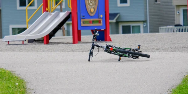 Bicicleta en el suelo en un parque infantil — Foto de Stock
