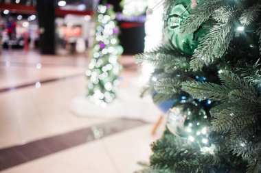 Bir alışveriş merkezinde Noel Ağacı ve Dekorasyon