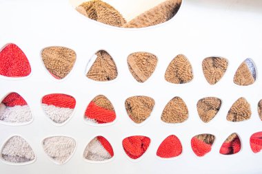 Ev çamaşırları için çamaşır sepetinde havlular.