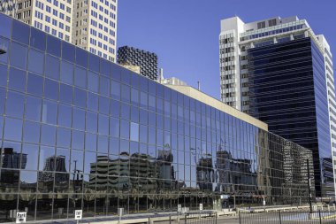 Şehir merkezindeki Calgary silueti ofis kulesinin cam duvarına yansıdı