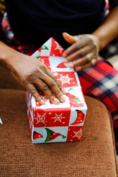 Nigeriaanse Afro-Amerikaanse vrouw inpakken geschenken voor kerst — Stockfoto