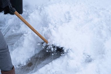 Şiddetli kış fırtınasından sonra yoldaki karları temizlemek