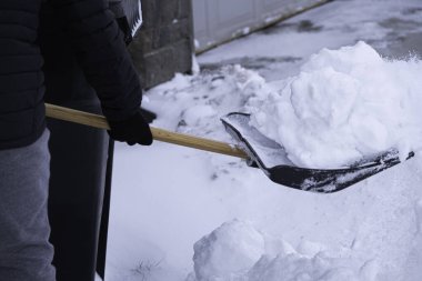 Şiddetli kış fırtınasından sonra yoldaki karları temizlemek