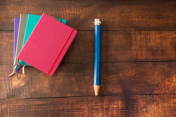 Sammlung Bunter Notizbücher journasl mit großem Holzstift — Stockfoto