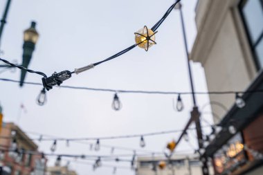 Şehrin sokaklarında elektrik ampulleri Noel süslemeleri