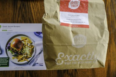 2 Temmuz 2020 - Calgary, Alberta Kanada - Merhaba menü tarifi kartıyla taze yemek seti