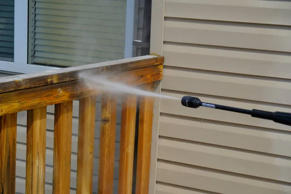 Yazın güverteyi tazyikli hortumla temizlemek