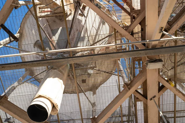 Silo de grano disparado desde abajo utilizado para cargar grano en los trenes —  Fotos de Stock