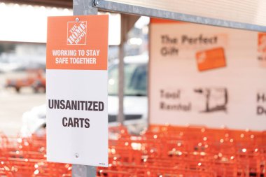 16 Ocak 2021 - Calgary, Alberta Canada - Dezenfekte edilmemiş Home Depot portakal alışveriş arabaları - Covid 19 salgın önlemi