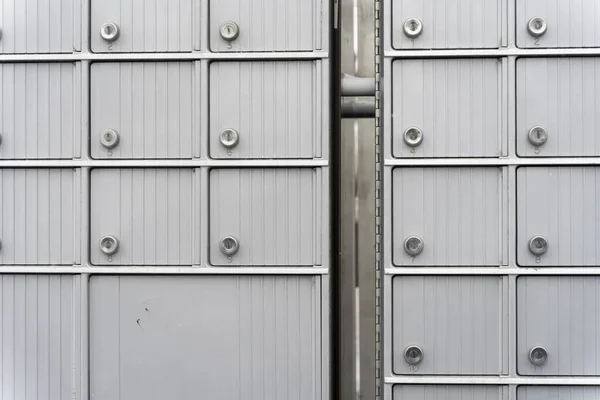 Почтовые ящики для почты и пакетов — стоковое фото