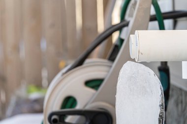 Kalorifer borusu kışın buhar çıkarıyor.