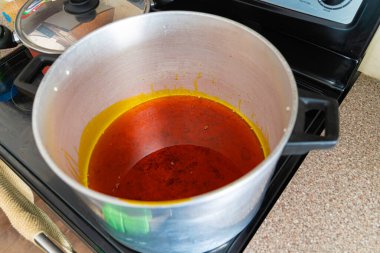 Egusi sebze çorbası hazırlamak için palmiye yağı demlikte eriyor.