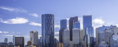Şehir merkezindeki Calgary İşletme Bölgesi 'nin ufuk çizgisi