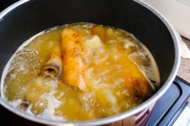 Nijerya inek derisi ya da tencerede kaynayan panmo.