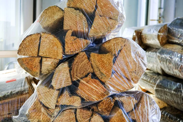 スーパーでは薪を包んだシュリンクの山 — ストック写真