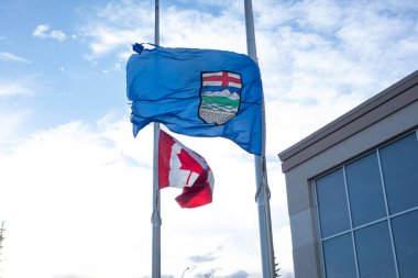 Kanada Bayrağı ve Alberta İl Bayrağı Yarım Direk