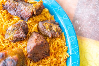 Nijerya Jollof Rice Kızarmış etle servis edilir