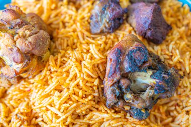 Nijerya Jollof Rice Kızarmış etle servis edilir