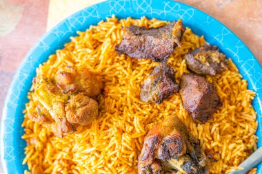 Nijerya Jollof Rice Kızarmış etle servis edilir