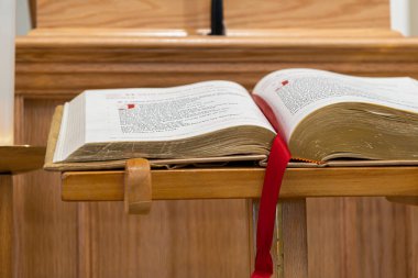 Kilisede İncil vaaz için mesaj okumak için