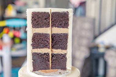 Bir partinin sonunda kırmızı kadife pasta ikiye bölündü.