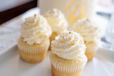 Ev partisi kutlamalarında çörekler yemeğe hazır.