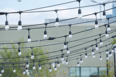 Dışarıdaki restoran avlusuna asılmış elektrik ampulleri dizisi.