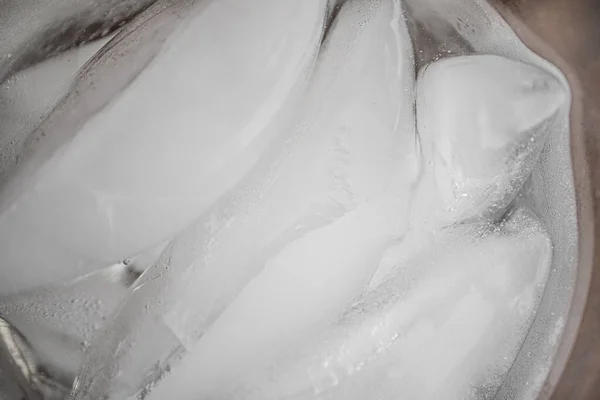 Hielo congelado en un vaso para refrescarse en un día caluroso de verano — Foto de Stock