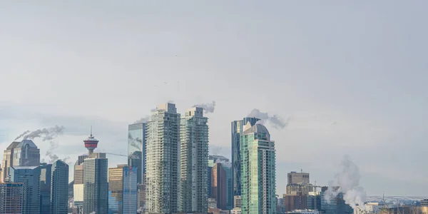 Calgary Alberta skyline Downtown in inverno - Vapore dagli edifici — Foto Stock