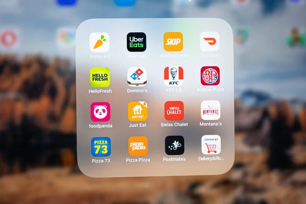 3 juin 2021 - Calgary Alberta Canada - Application de livraison de nourriture sur un iPad Apple — Photo