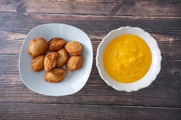 Torta di beancake Akara fritta profonda nigeriana servita con Custard — Foto Stock