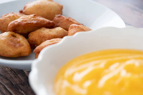 Torta di beancake Akara fritta profonda nigeriana servita con Custard — Foto Stock