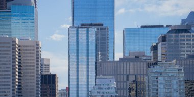 Calgary şehir merkezi iş bölgesi gökdelenleri kulelerle kaplı.