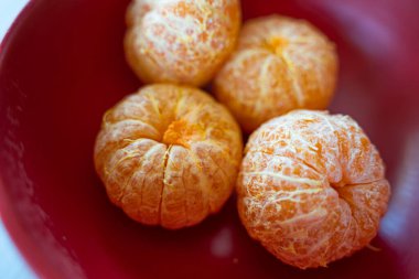 Kabuktaki taze organik mandalinalar.