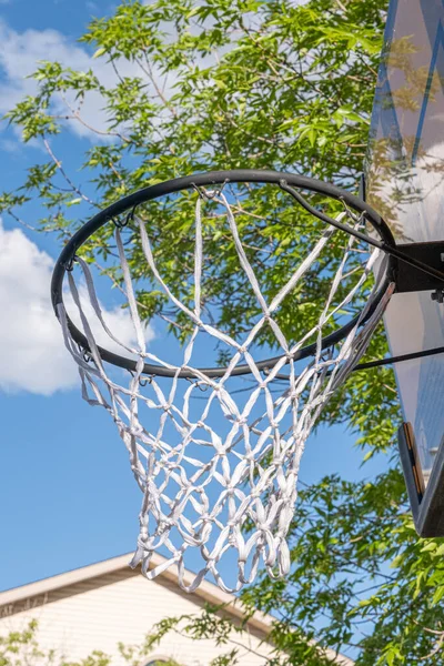 Баскетбольний кільце зовні влітку на проїжджій частині — стокове фото