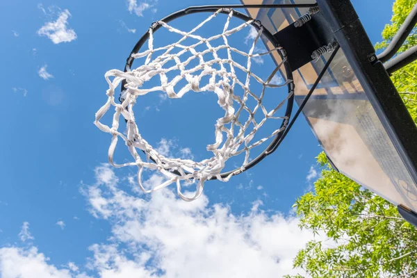 Basketkorg utomhus på sommaren på uppfarten — Stockfoto